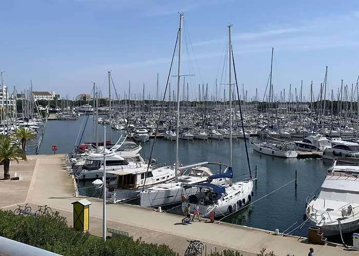 Апартаменты Port Camargue : T3 Refait, 100m Plage, Piscine Privee, Parking, Pour 4 Pers. - Fr-1-731-70 *